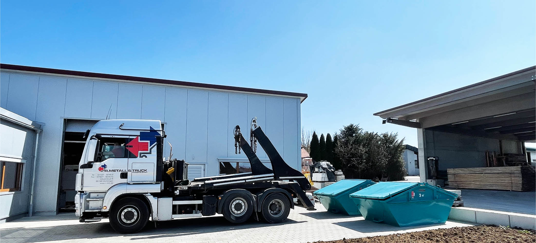 LKW steht vor zwei Containern