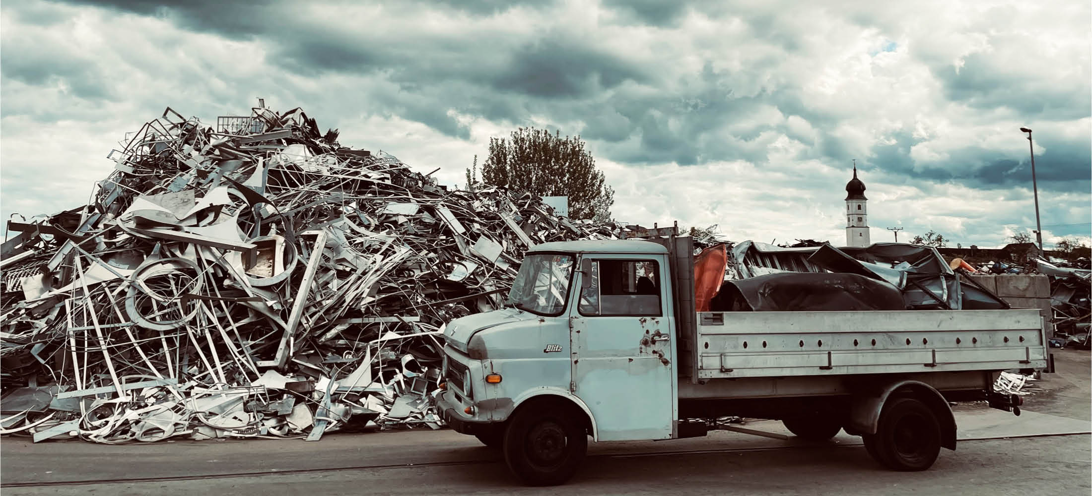 Alter Vintage-LKW Schrott-Müllhaufen bei R.Metall & Truck Trading GmbH