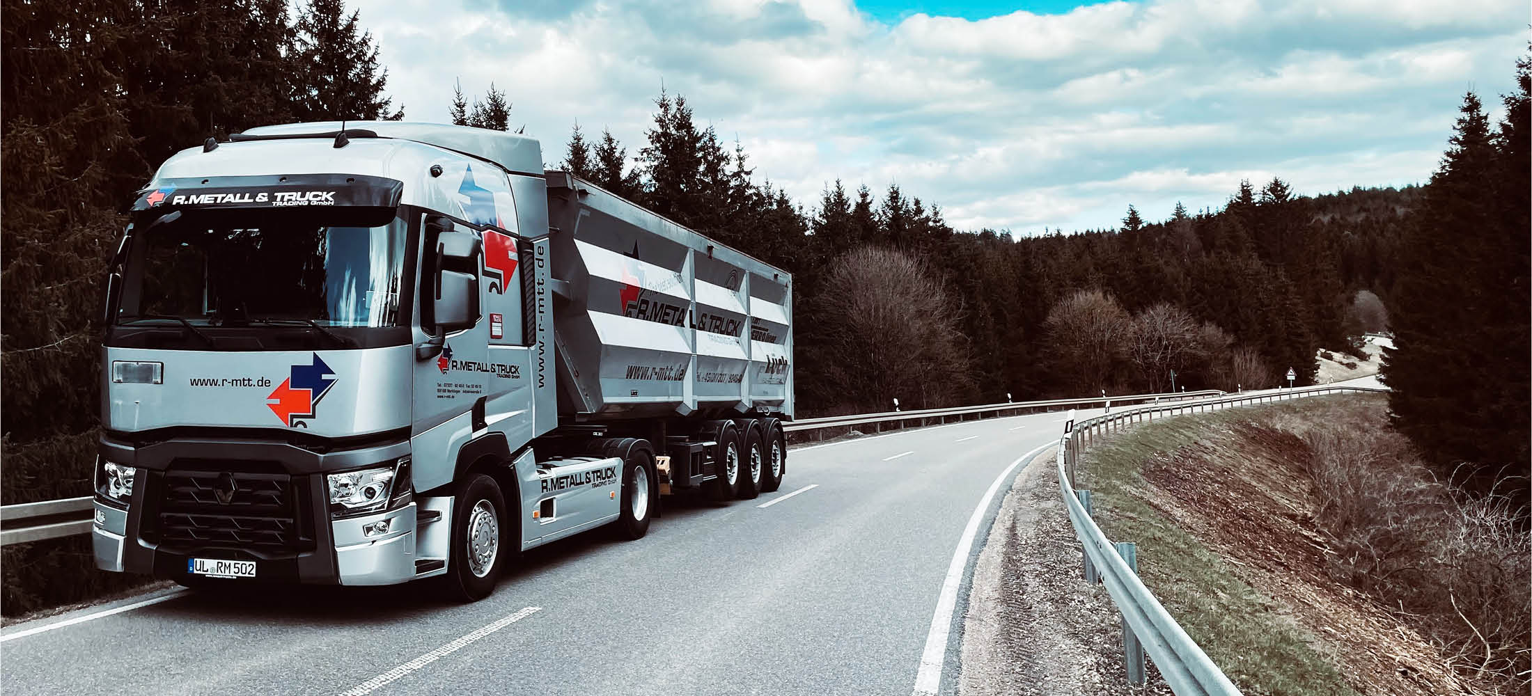 LKW fährt auf der Straße – Einstiegsbild für Über uns – R.Metall & Truck Trading GmbH
